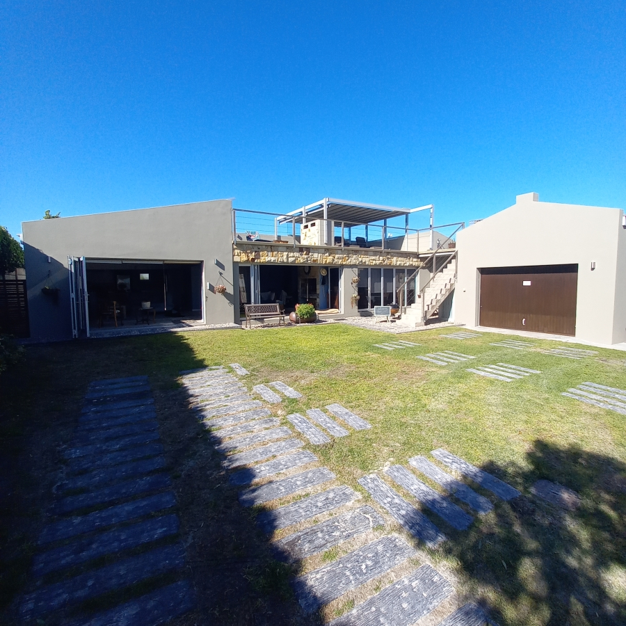 6 Bedroom Property for Sale in Middedorp Western Cape